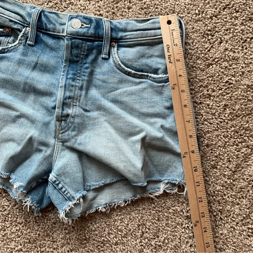 MOTHER Superior Jean Shorts Size 26 The Tomcat Kick Fray Light Wash Distressed - Picture 6 of 13